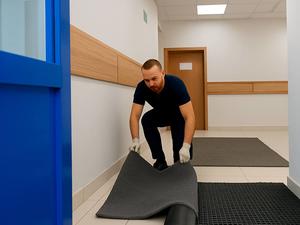 Аренда и замена грязезащитных ковров